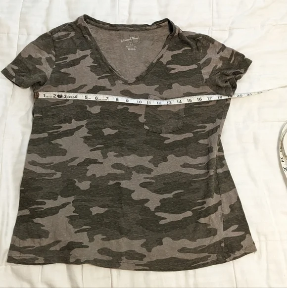 Universal thread Monterey V-neck tee shirt in camo print size Medium - Picture 2 of 6